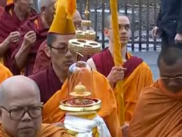 KYABJE TRIJANG CHOCKTRUL RINPOCHE CARRYING BUDDHA'S RELICS  
